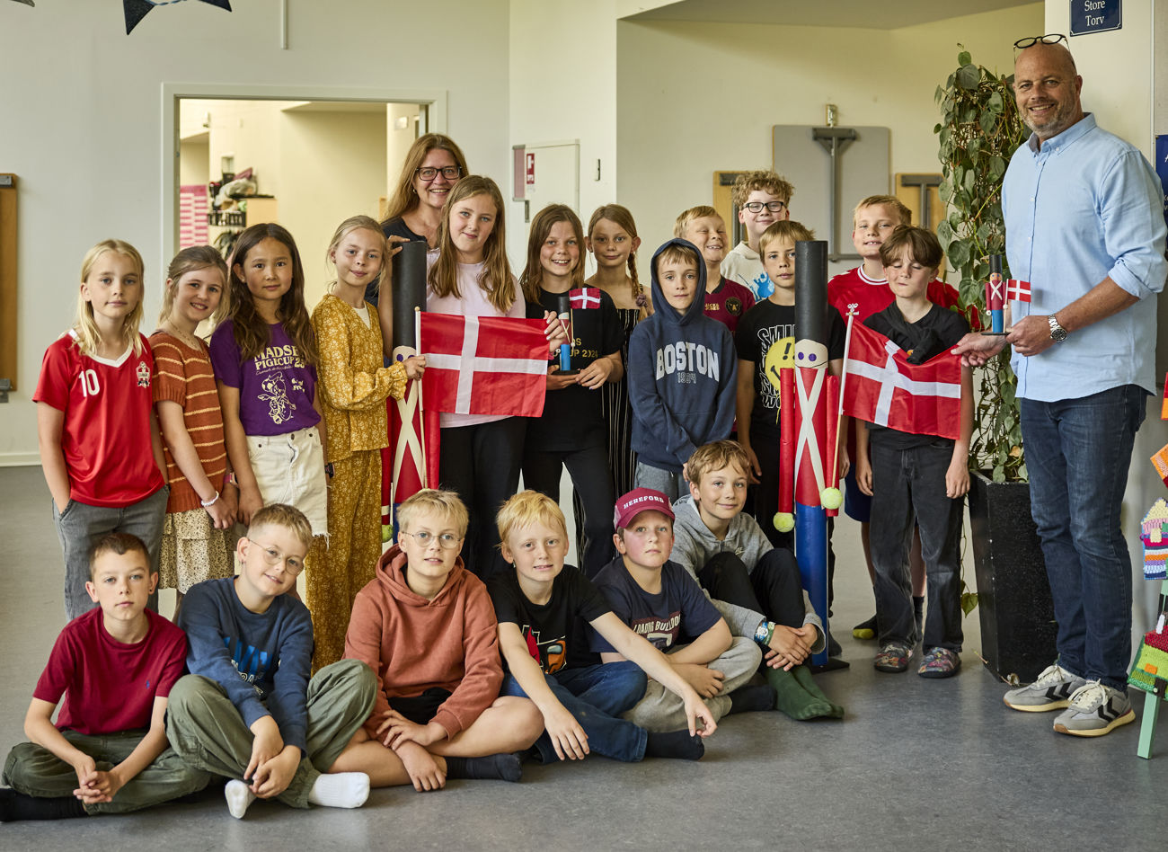 Christian Møller sammen med elever på Assentoftskolen