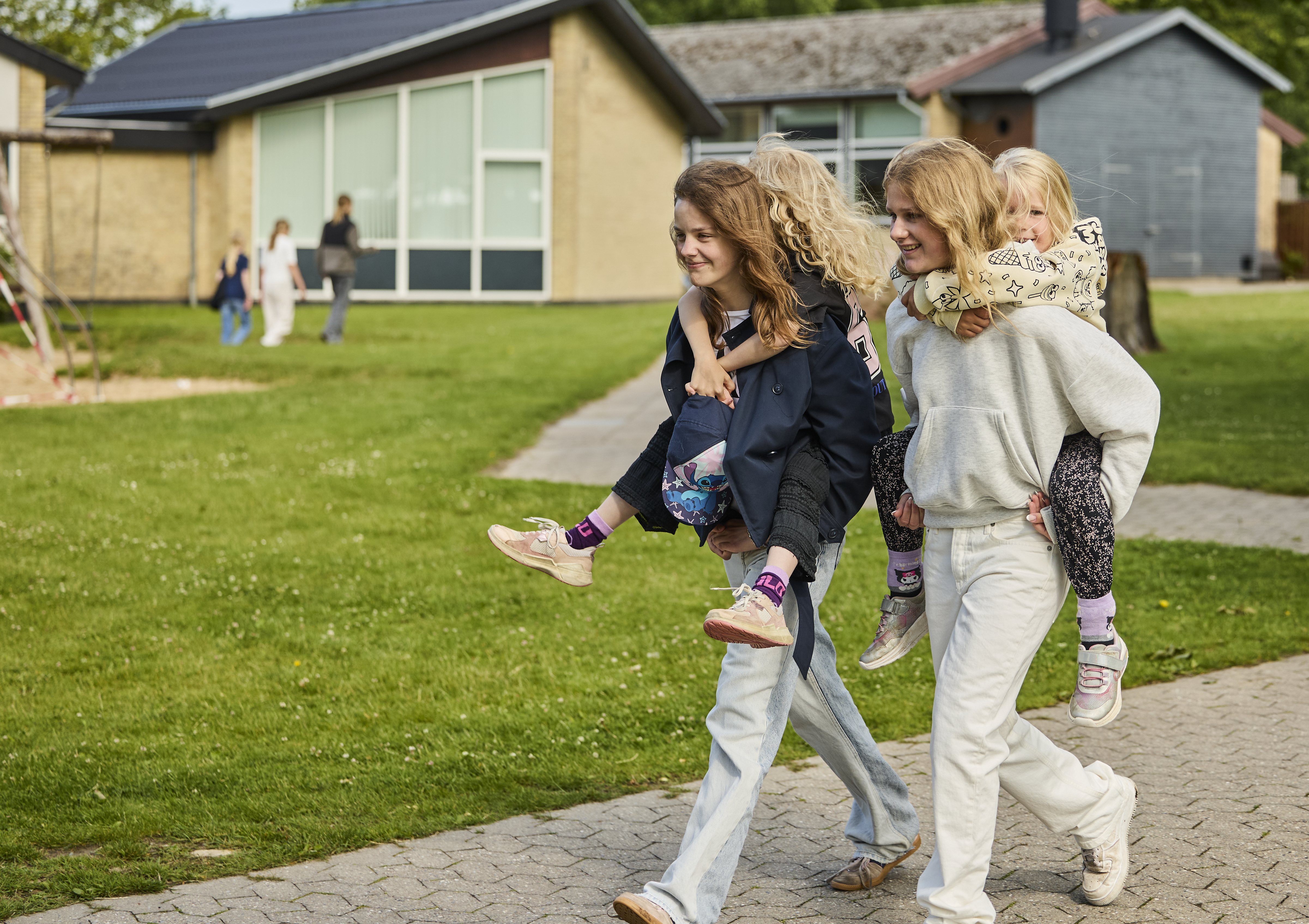 Store elever med små elever på ryggen