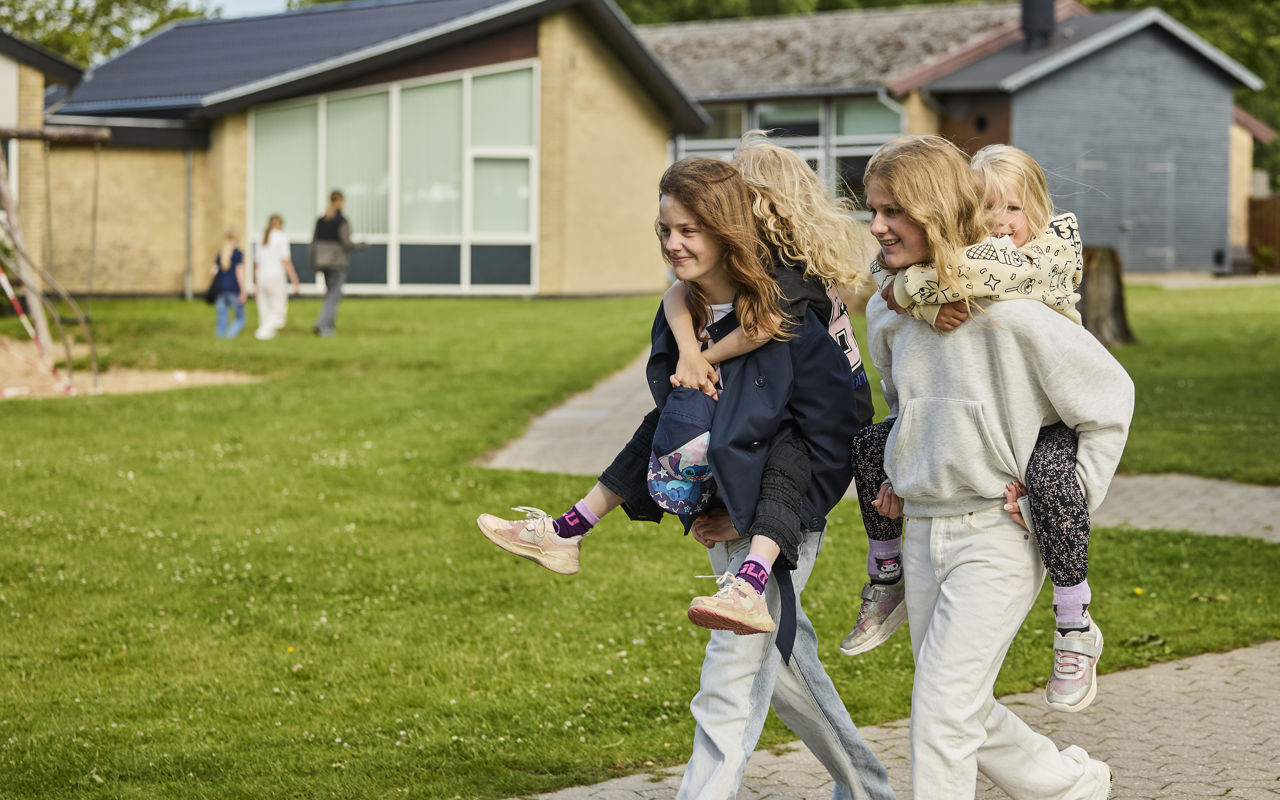 Store elever med små elever på ryggen