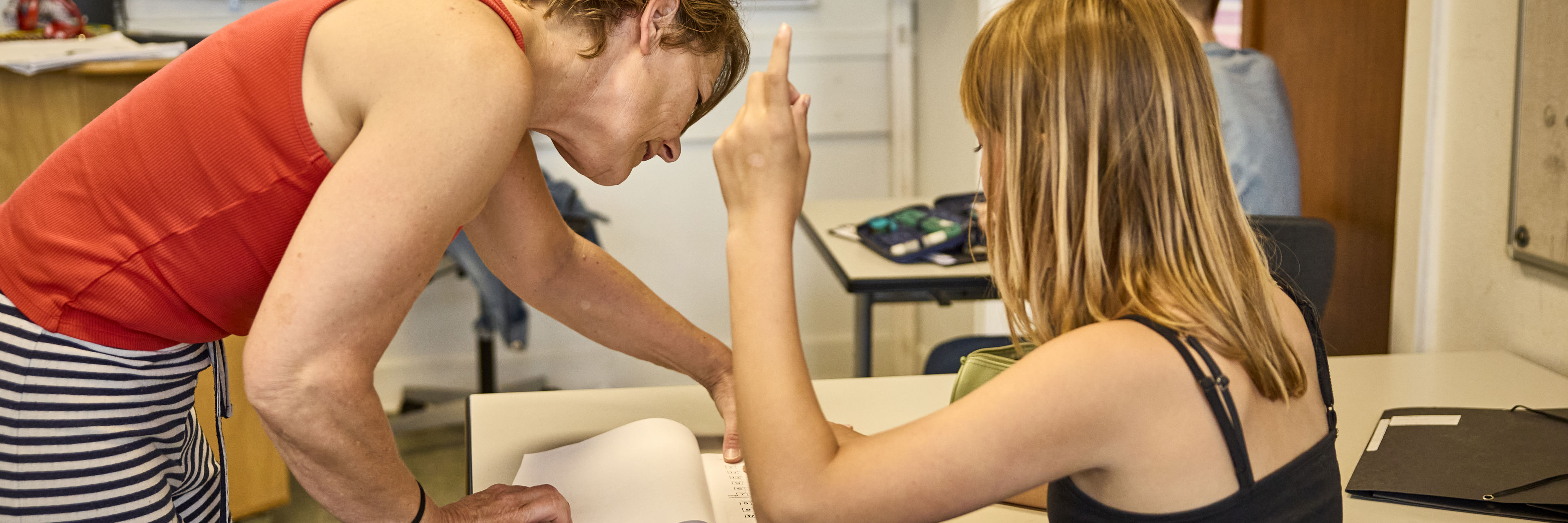 Lærer hjælper elev